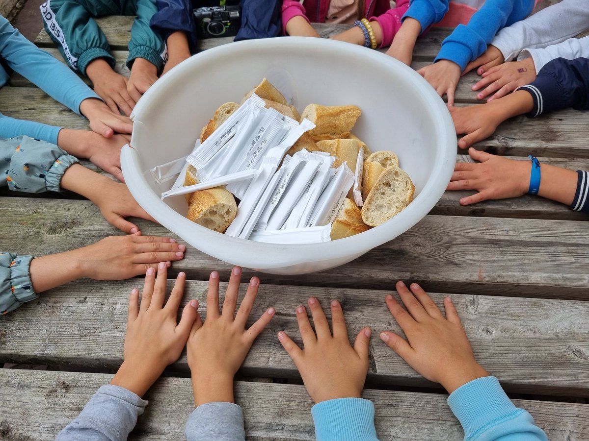 C'est l'heure du goûter !  Pain et chocolat! Miam.