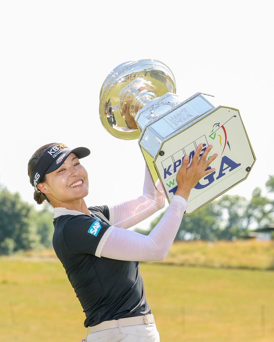 pingcanada's tweet photo. Major Champion. Again. 🏆
Take a closer look at the clubs @ingeechun_dumbo relied on to win her third Major:
G410 Plus driver (9º), #G425 MAX fairways (7W, 9W), #i210 irons (5-PW), #Glide4 50º wedge, PING 2021 #Anser2 putter.
#KPMGWomensPGA https://t.co/77mpFsOK1h