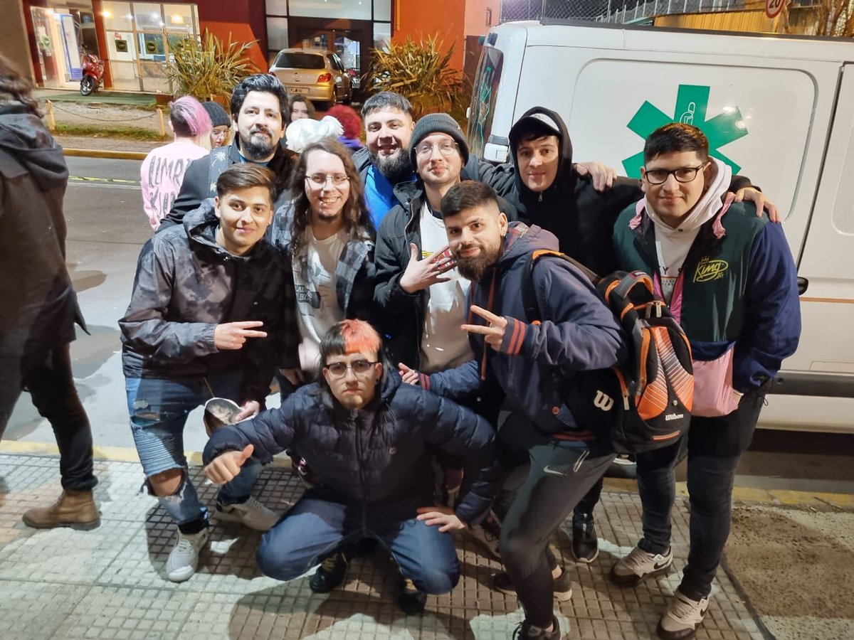 Muy linda foto del equipo de Valorant de <a href="/JestersEsports/">Jesters Esports</a>, junto al fundador @JesterSteveJ y el fabuloso <a href="/LuciusHellsing/">Lucius Hellsing</a>, en la final de la #VCTLatam  💪🏻

Hay personas que son tan geniales como las imaginamos 😁