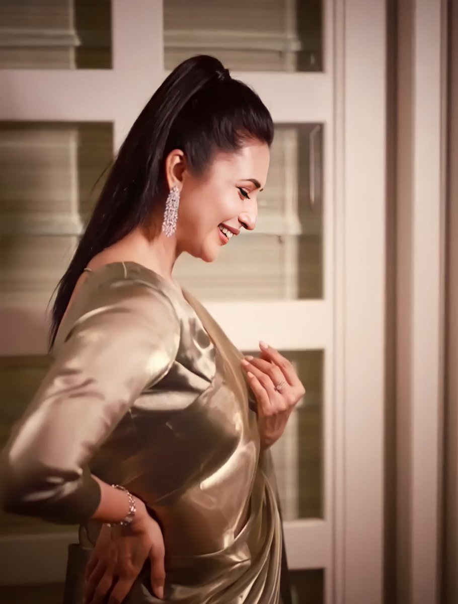 bornstrongest's tweet photo. Nothing makes an Indian girl look as beautiful as a saree does.
Looking so graceful 🥺❤️
@Divyanka_T
#SpreadDTLove❤️ #divyankatripathidahiya❤️
#DeeTee❤️
#deevee_divek_world_ https://t.co/FfCtZTyXwh