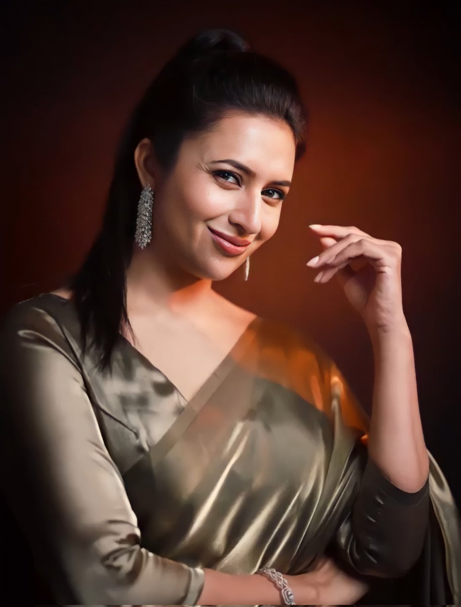 bornstrongest's tweet photo. Nothing makes an Indian girl look as beautiful as a saree does.
Looking so graceful 🥺❤️
@Divyanka_T
#SpreadDTLove❤️ #divyankatripathidahiya❤️
#DeeTee❤️
#deevee_divek_world_ https://t.co/FfCtZTyXwh