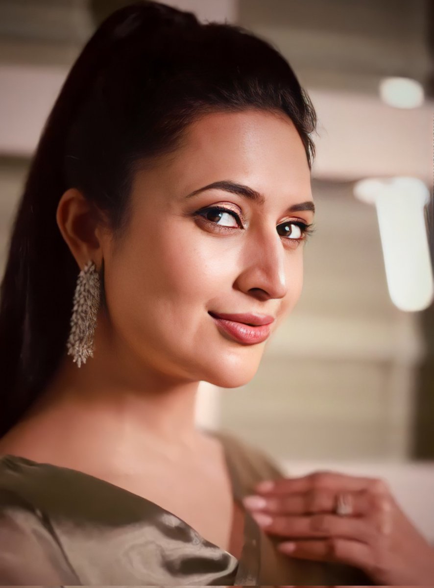 bornstrongest's tweet photo. Nothing makes an Indian girl look as beautiful as a saree does.
Looking so graceful 🥺❤️
@Divyanka_T
#SpreadDTLove❤️ #divyankatripathidahiya❤️
#DeeTee❤️
#deevee_divek_world_ https://t.co/FfCtZTyXwh