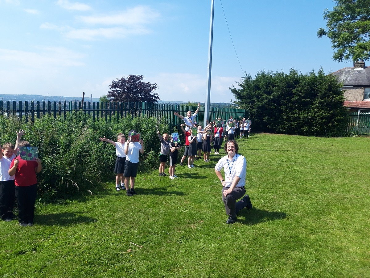 bradfordmdc's tweet photo. Our #TreeforEveryChild partner @FruitWorksCoop is visiting 20 schools this yr to talk about the value of tree planting for climate action, ahead of planting new trees next winter. Last wk they went to Low Ash Primary in Wrose where Cllr Alex Ross-Shaw joined them. https://t.co/91mTxDKMxU