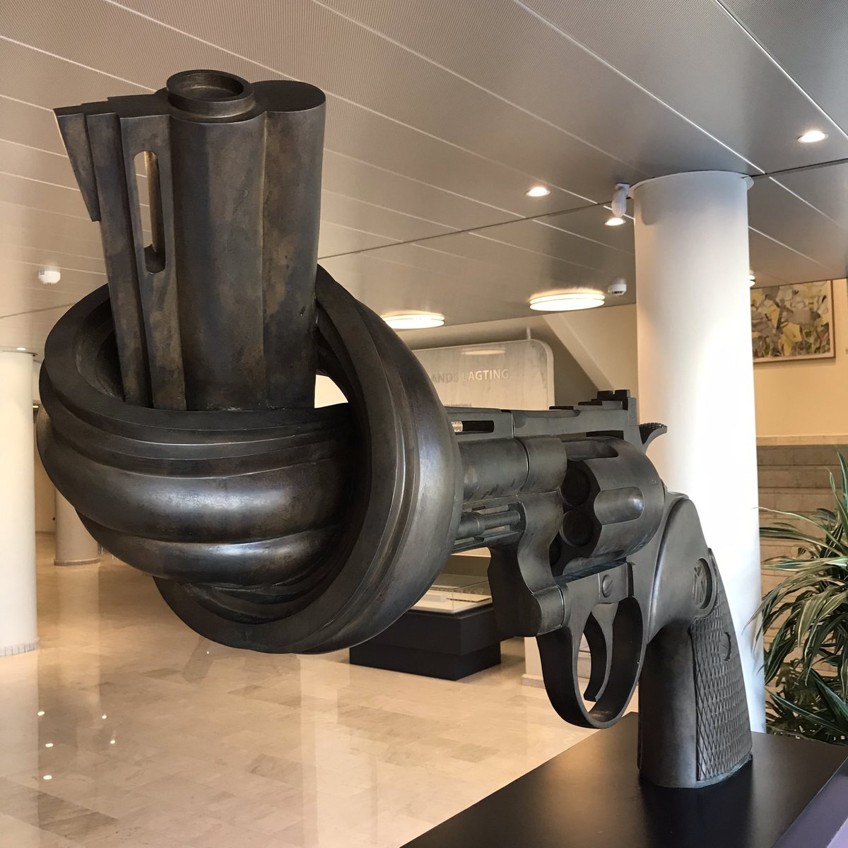 Des de la fi de la guerra de Crimea, les illes Åland són un territori desmilitaritzat. 

Davant una imminent entrada de Finlàndia i Suècia a l'OTAN i una escalada de tensions a nivell mundial, a #Åland existeix un ampli consens per mantindre's neutrals i sense forces militars.