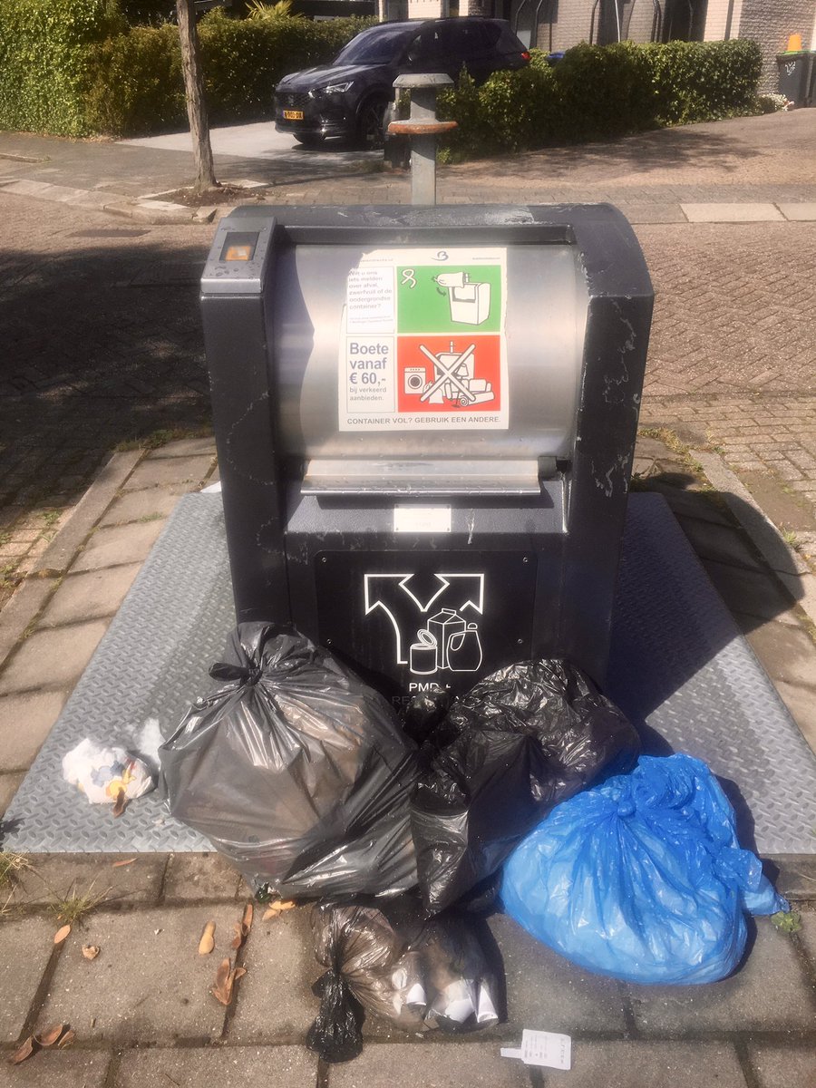 n_laban's tweet photo. @BARENDRECHTzh @nv_bar Al vele malen formeel gemeld. Deze container werkt niet. Nu gaat afval ernaast worden gedumpt. Graag definitief oplossen! https://t.co/Q20x7uc2hU