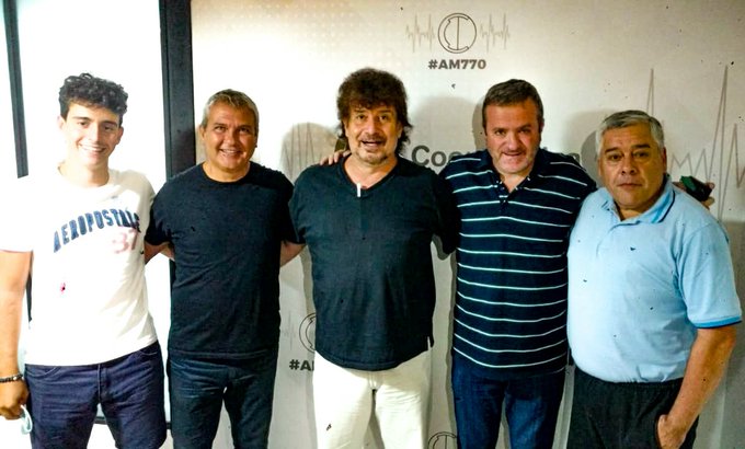 Losmasgrandesok's tweet photo. AIREEE 🎙 🎙 

Arranca #LosMasGrandes por Radio Cooperativa AM 770.
Toda la información deportiva de la mano de 
@Danielmollo, @marcelonasarala y gran equipo hasta las 14. Sumate!! https://t.co/pT0D4qhfA0