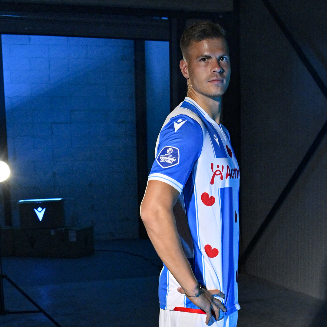 scHeerenveen's tweet photo. 🔜 Binnenkort verkrijgbaar in de Feanstore 👕

#EareEnRom