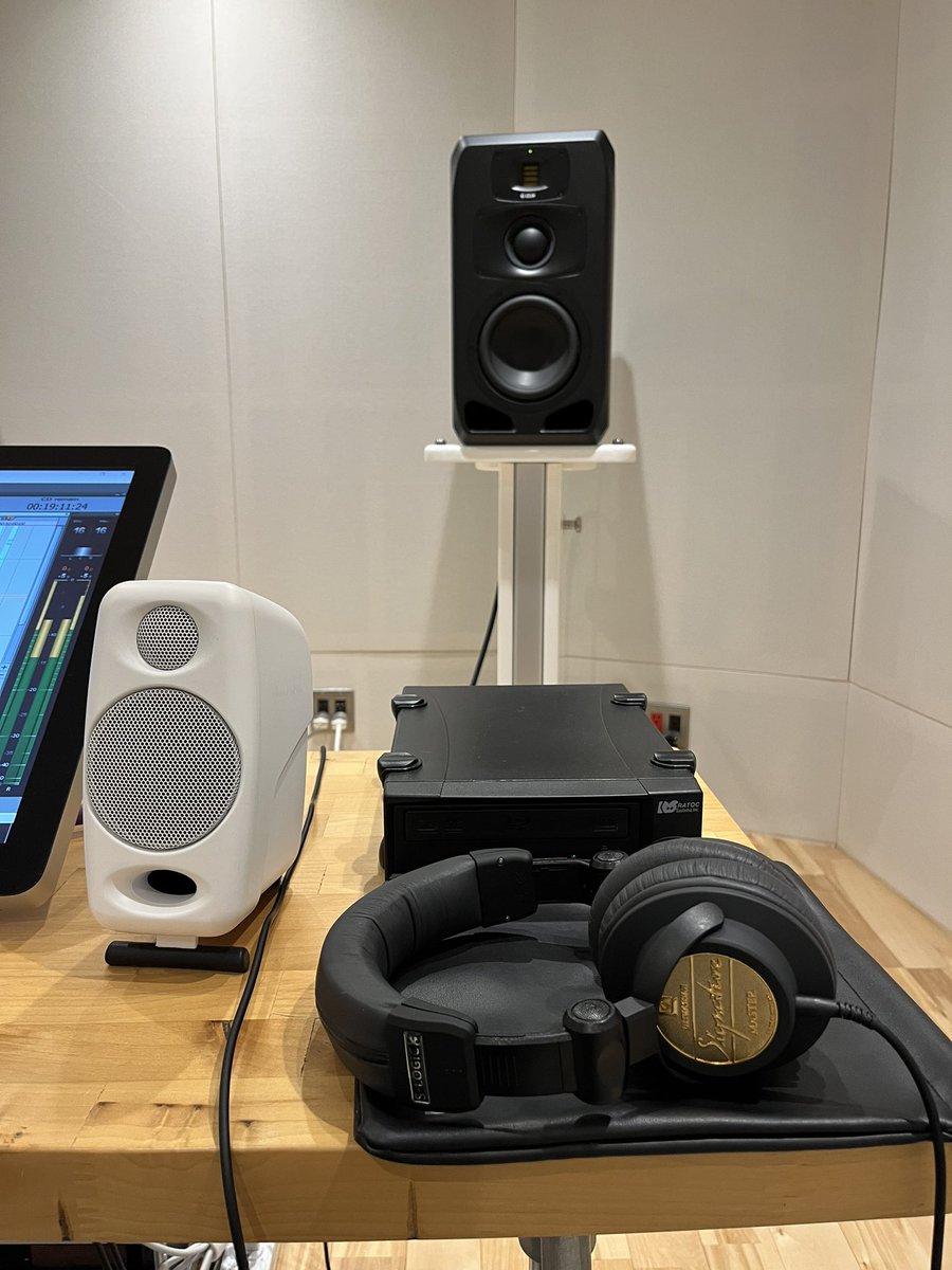 森﨑雅人@ARTISANS MASTERING (@morisaki4425) on Twitter photo iloud micro monitor は115Vで駆動しています!以前、森元さんにアドパワーを貼って頂き力強い鳴りになりました。音を覚えてこれが無くても力強い音を出すには115Vが良かったです。一般論ではなく僕のスタジオの電源の音の特徴だと思います。
#ARTISANSMASTERING iloud micro monitor は115Vで駆動しています!以前、森元さんにアドパワーを貼って頂き力強い鳴りになりました。音を覚えてこれが無くても力強い音を出すには115Vが良かったです。一般論ではなく僕のスタジオの電源の音の特徴だと思います。
#ARTISANSMASTERING