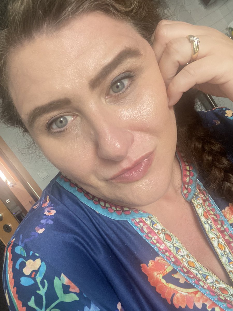 susannefraser's tweet photo. Afternoon lovers ❤️#kitchenselfie at 17:17 h https://t.co/q6zXs9u7D0