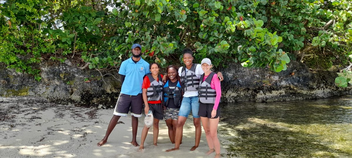 NEPT_NEGRIL's tweet photo. Water sampling of the Orange Bay Fish Sanctuary with the Discovery Bay Marine Lab team. Volunteers will later this month participate in analysing the samples collected at the lab. #nept #DBML #NCTFJ #watersampling #analysis #fishsanctuary https://t.co/cYDvBDT4Qx