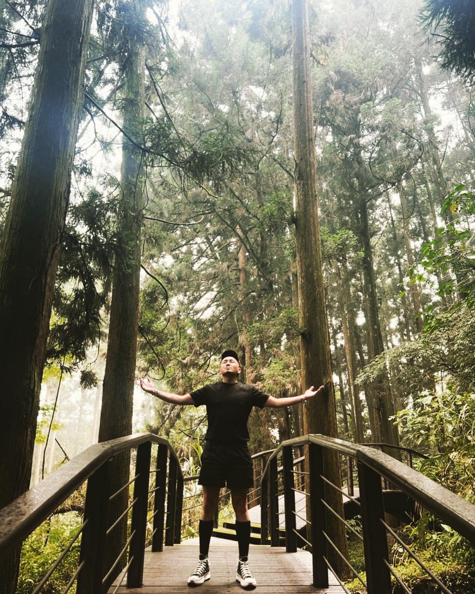 leoboy781111's tweet photo. 霧林中的神秘面紗
我是個探險家
找尋新奇的~
驚豔的~
刺激的~
如同現實生活般
平淡乏味不再屬於我
尋覓更精彩的挑戰成了我此生的必須
#boy #forestboy #rainbowboy #cloudforest #storybeauty #alishan
#outsideshooting #taiwanbeauty
#奮起湖 #外拍秘境 #芬多精森林 #探險者 #外拍男子 https://t.co/DDocMETesG