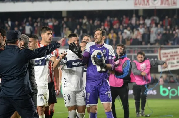 canaldeportv's tweet photo. -Ayer Harrinson Mancilla 🇨🇴 dejó la cancha llorando en Platense-Sarmiento.

-El sábado Boca fue multado por gestos racistas en Libertadores.

-En el clásico platense se burlaron de Rodrigo Rey por su tartamudez.

Podemos relativizarlo o ENFRENTAR EL PROBLEMA.

Sale #HiloDEPORTV👇 https://t.co/bVl5HhLW66