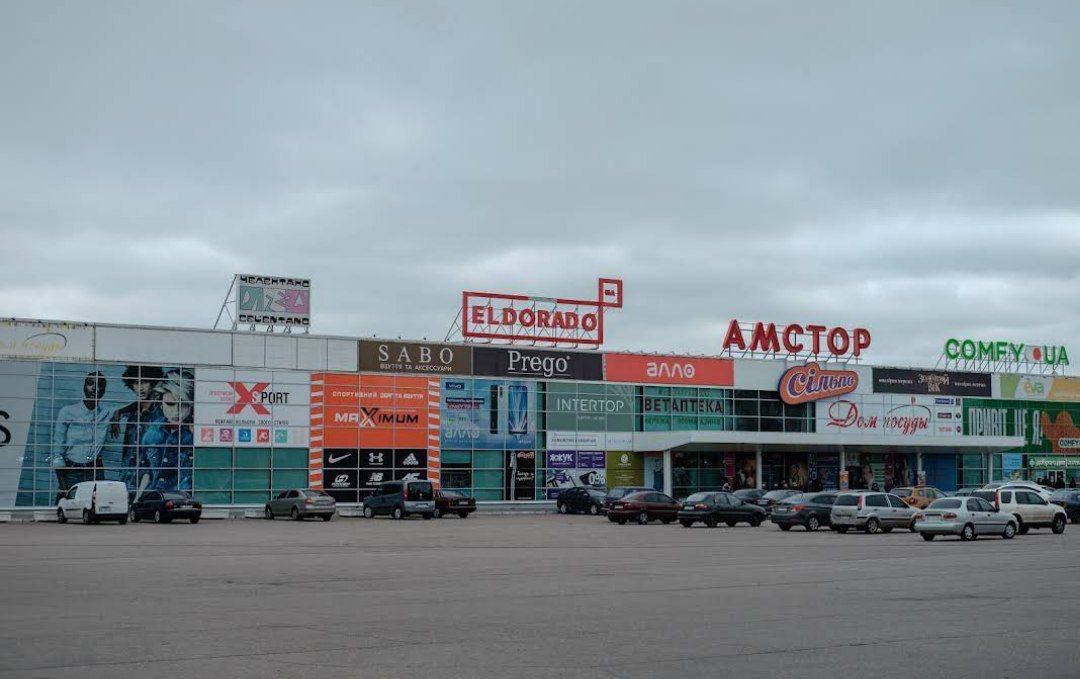 nexta_tv's tweet photo. Shopping center "Amstor" before the arrival of the "Russian world" and after. https://t.co/fN6U5FFIOm