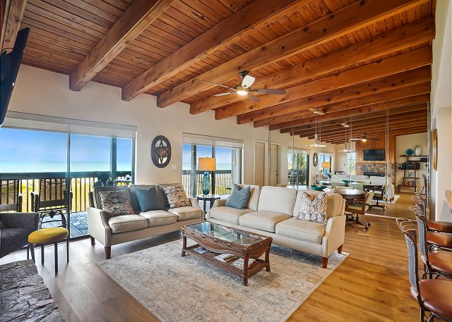 ResortRentalsUS's tweet photo. ☀️ Located directly on the beach in Treasure Island, Florida, this 2 Bedroom, 2 Bathroom condo is equipped to sleep 4 and is perfect for your July 4th beach getaway! Book Sand Dunes 105A! https://t.co/kpasp5EV0t #ResortRentals #SandDunesVacationRental #TreasureIsalndVacation https://t.co/tzheWFkyZJ