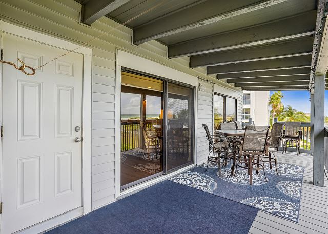 ResortRentalsUS's tweet photo. ☀️ Located directly on the beach in Treasure Island, Florida, this 2 Bedroom, 2 Bathroom condo is equipped to sleep 4 and is perfect for your July 4th beach getaway! Book Sand Dunes 105A! https://t.co/kpasp5EV0t #ResortRentals #SandDunesVacationRental #TreasureIsalndVacation https://t.co/tzheWFkyZJ