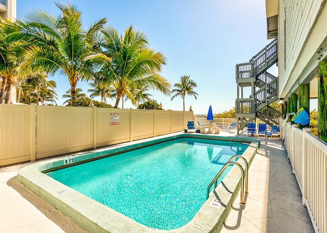 ResortRentalsUS's tweet photo. ☀️ Located directly on the beach in Treasure Island, Florida, this 2 Bedroom, 2 Bathroom condo is equipped to sleep 4 and is perfect for your July 4th beach getaway! Book Sand Dunes 105A! https://t.co/kpasp5EV0t #ResortRentals #SandDunesVacationRental #TreasureIsalndVacation https://t.co/tzheWFkyZJ