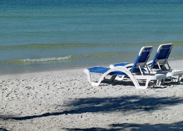 ResortRentalsUS's tweet photo. ☀️ Located directly on the beach in Treasure Island, Florida, this 2 Bedroom, 2 Bathroom condo is equipped to sleep 4 and is perfect for your July 4th beach getaway! Book Sand Dunes 105A! https://t.co/kpasp5EV0t #ResortRentals #SandDunesVacationRental #TreasureIsalndVacation https://t.co/tzheWFkyZJ