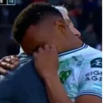 canaldeportv's tweet photo. -Ayer Harrinson Mancilla 🇨🇴 dejó la cancha llorando en Platense-Sarmiento.

-El sábado Boca fue multado por gestos racistas en Libertadores.

-En el clásico platense se burlaron de Rodrigo Rey por su tartamudez.

Podemos relativizarlo o ENFRENTAR EL PROBLEMA.

Sale #HiloDEPORTV👇 https://t.co/bVl5HhLW66