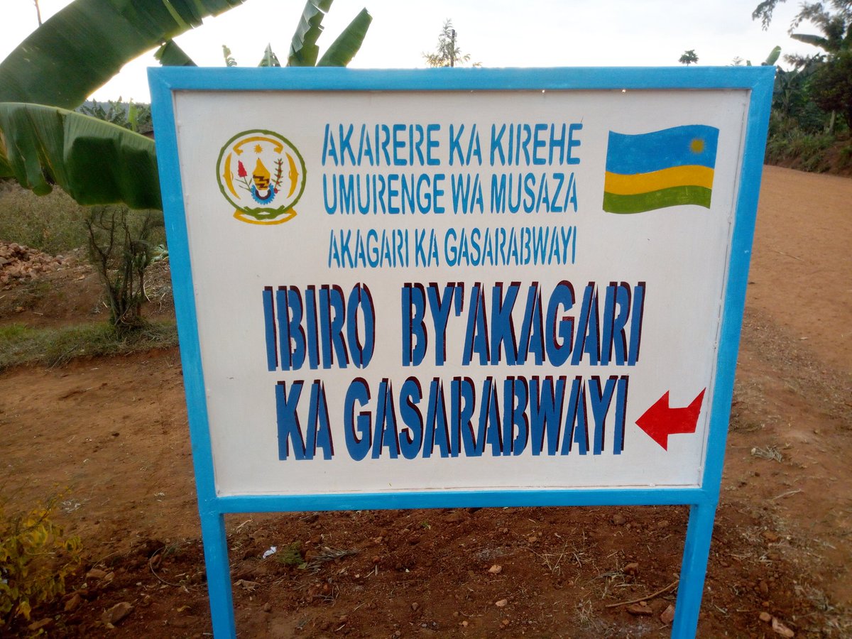 UwihirwePatric1's tweet photo. Aka kanya: Umuyobozi w'Akarere ka @KireheDistrict, @rangira ageze mu Murenge wa #Musaza, aho agiye gufungura Ibiro bishya by'Akagali ka #Gasarabwayi kamwe muri 5 tugize uyu Murenge. Ni Akagali Kandi kabaye aka 1 mu Mwaka w'Imihigo 2021/22 @RwandaLocalGov @gatjmv #RwOT @EKGasana https://t.co/g2AGayBr4L