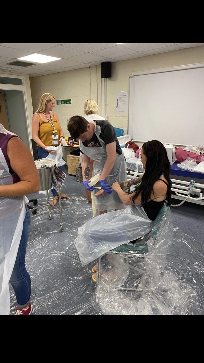 AandE_Amy1's tweet photo. Our amazing ENP’s teaching our lovely HCA’s and nursing students on their study day @ed_esht @ed_edgh @cloves @Becciholdaway @Mozza101 @FionaPe97177825 @shoulders999 @ragamuf66419848 @sm_habeeb #gettingplastered #teamwork https://t.co/VdJ7hS6JSI