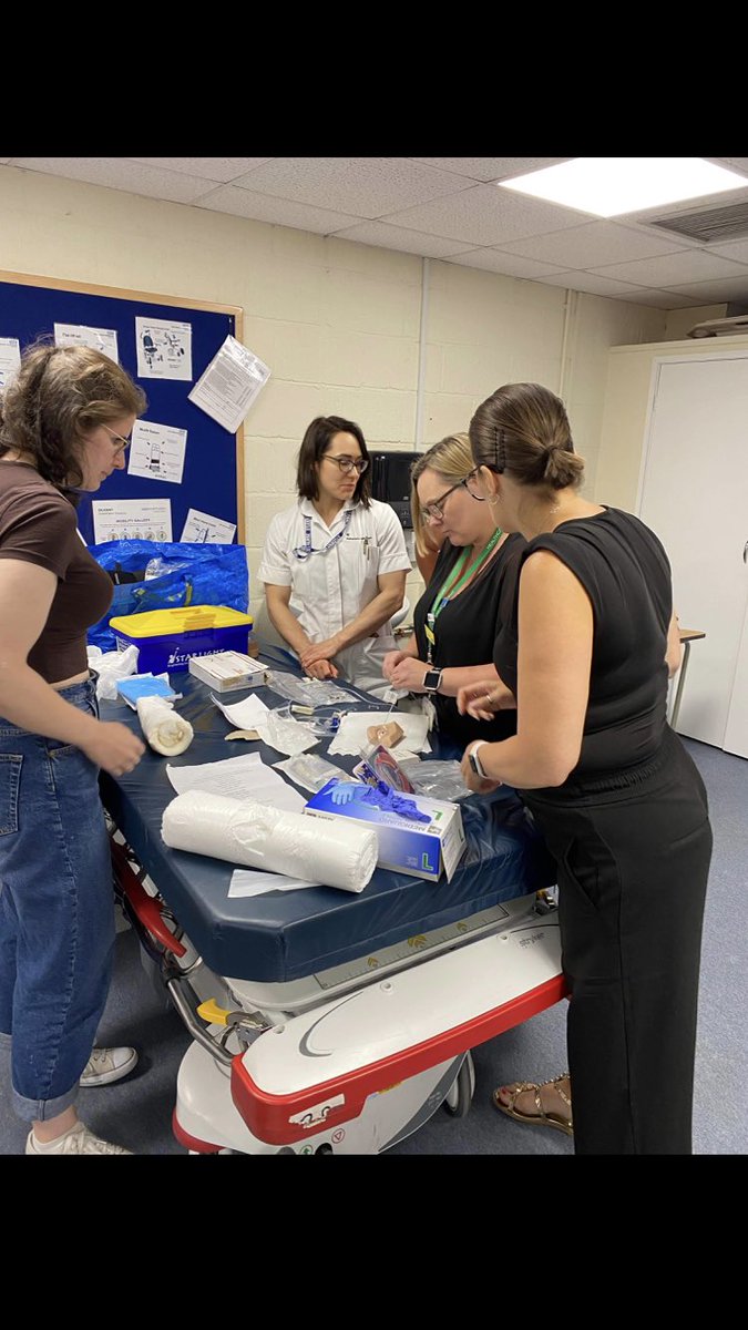 AandE_Amy1's tweet photo. Our amazing ENP’s teaching our lovely HCA’s and nursing students on their study day @ed_esht @ed_edgh @cloves @Becciholdaway @Mozza101 @FionaPe97177825 @shoulders999 @ragamuf66419848 @sm_habeeb #gettingplastered #teamwork https://t.co/VdJ7hS6JSI