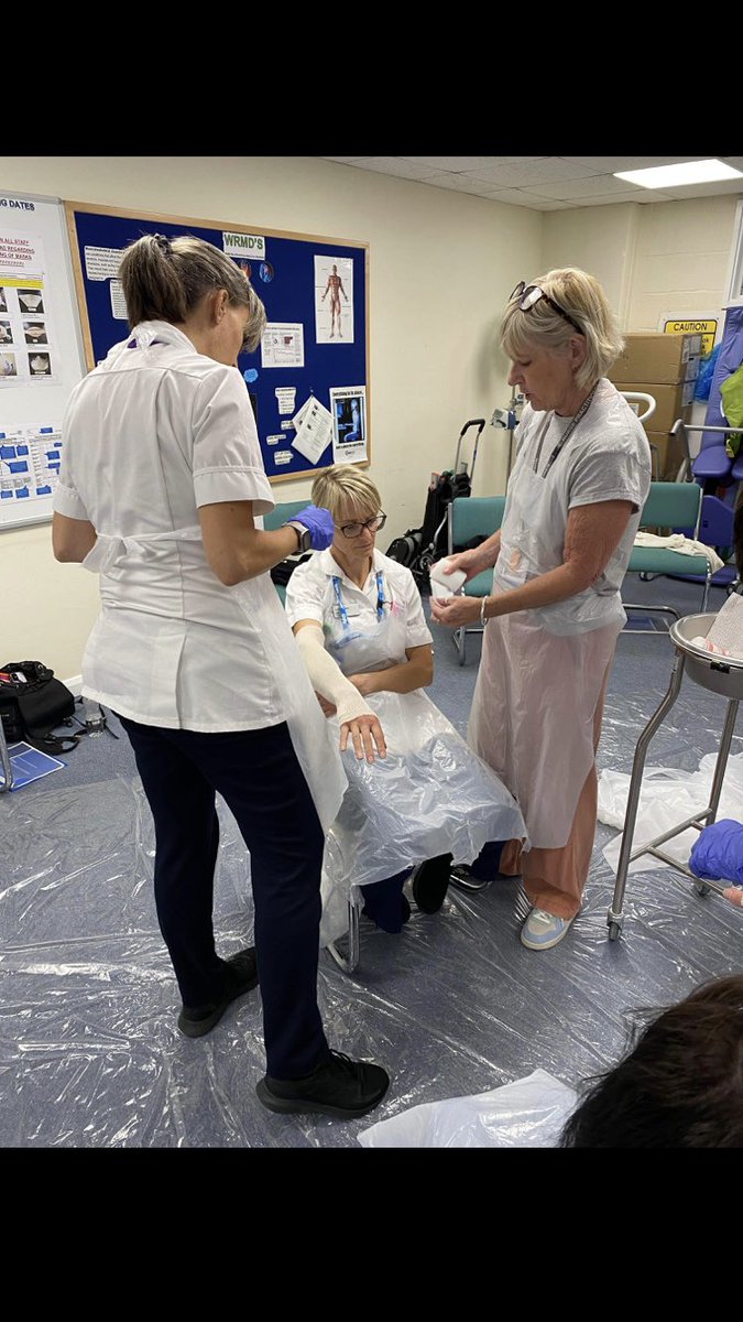 AandE_Amy1's tweet photo. Our amazing ENP’s teaching our lovely HCA’s and nursing students on their study day @ed_esht @ed_edgh @cloves @Becciholdaway @Mozza101 @FionaPe97177825 @shoulders999 @ragamuf66419848 @sm_habeeb #gettingplastered #teamwork https://t.co/VdJ7hS6JSI