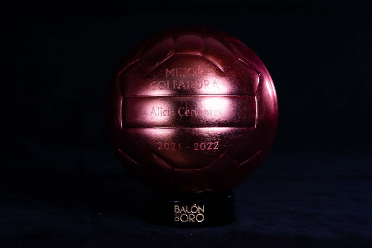 mujerfutbolcom's tweet photo. También se entregaron los premios a mejor goleadora y mejor jugadora menor siendo @LichaCervantes y @AylinAvilez1 respectivamente las ganadoras 🙌. 

#LasDueñasDelBalón https://t.co/fikyQA5uSp