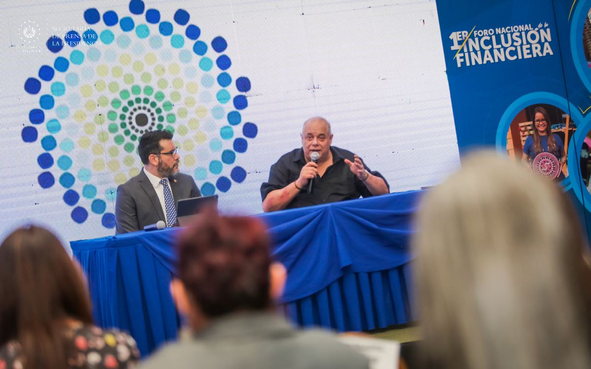 SecPrensaSV's tweet image. #PROGAMYPE | “Es sumamente importante el evento de hoy. Comenzamos con una firma para el fondo que nació con la Ley MYPE: el PROGAMYPE”: presidente de @CONAMYPESV, @PaulDSteiner.