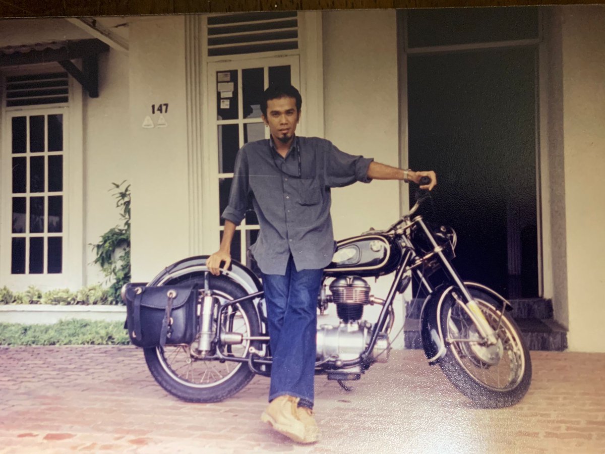 Jaman susah tapi senang, pakai R25 kemana-mana 🤣