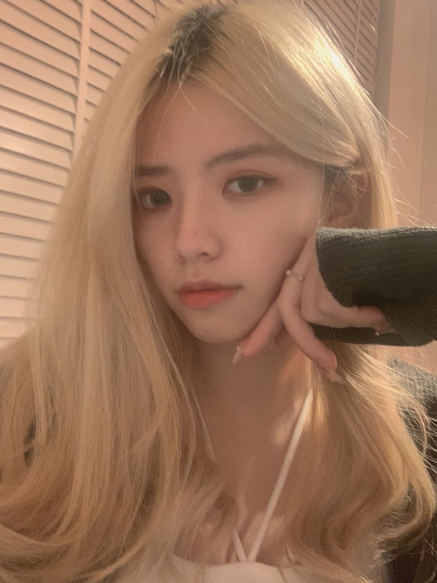 MuttSince's tweet image. On weekends, I will eat seafood and watch movies with my friends