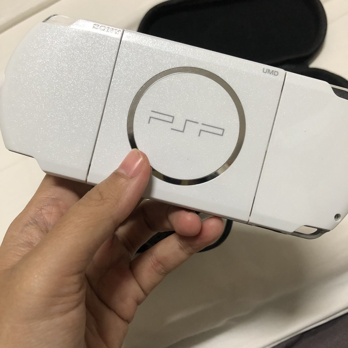 qqpp0000000's tweet photo. 🎮 PSP 3000 32GB (มือสอง)
 90% มีรอยเล็กน้อย ใช้งานปกติ
สี✨Pearl White✨มีกลิตเตอร์วิ้งค์ๆ
🛒ส่งต่อ 3,000 📮ส่งฟรีems
- สายชาร์จ,ซองเก็บ,เมม 2 อัน (ประมาณ40เกมส์)
ไม่มีเวลาเล่นค่ะ อยากส่งต่อให้คนที่ได้ใช้จริงๆ🥹
👉🏻สนใจDMมาสอบถามได้นะคะ
#pspมือสอง #ขายpsp #ส่งต่อเกม
#ตลาดนัดBTS https://t.co/PqsD7AMqoH