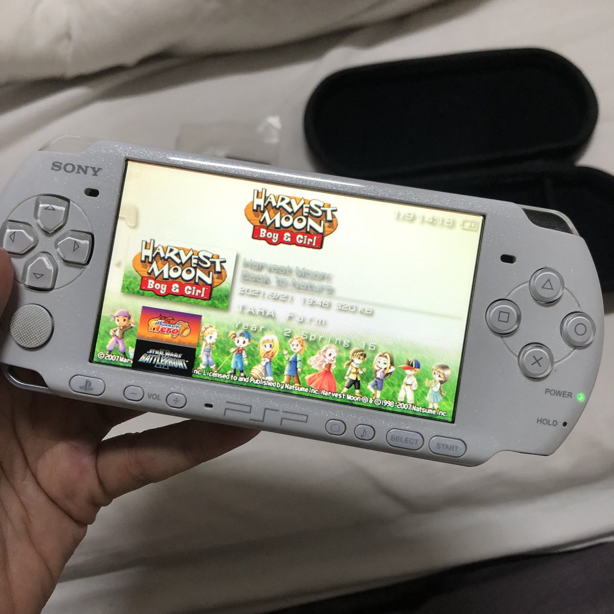 qqpp0000000's tweet photo. 🎮 PSP 3000 32GB (มือสอง)
 90% มีรอยเล็กน้อย ใช้งานปกติ
สี✨Pearl White✨มีกลิตเตอร์วิ้งค์ๆ
🛒ส่งต่อ 3,000 📮ส่งฟรีems
- สายชาร์จ,ซองเก็บ,เมม 2 อัน (ประมาณ40เกมส์)
ไม่มีเวลาเล่นค่ะ อยากส่งต่อให้คนที่ได้ใช้จริงๆ🥹
👉🏻สนใจDMมาสอบถามได้นะคะ
#pspมือสอง #ขายpsp #ส่งต่อเกม
#ตลาดนัดBTS https://t.co/PqsD7AMqoH