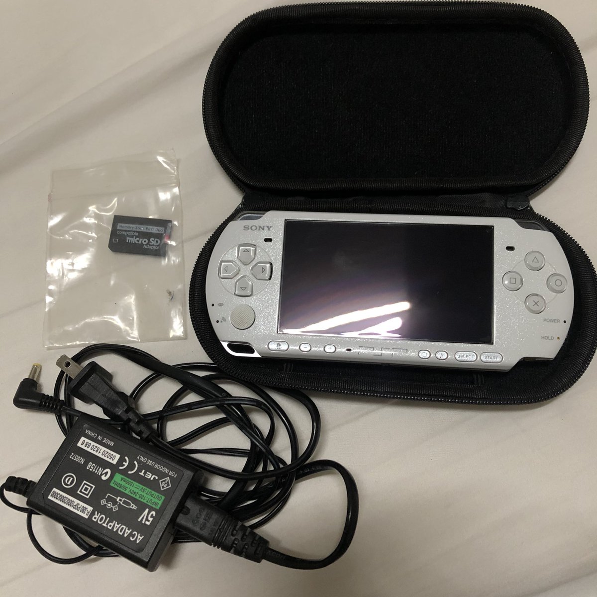 qqpp0000000's tweet photo. 🎮 PSP 3000 32GB (มือสอง)
 90% มีรอยเล็กน้อย ใช้งานปกติ
สี✨Pearl White✨มีกลิตเตอร์วิ้งค์ๆ
🛒ส่งต่อ 3,000 📮ส่งฟรีems
- สายชาร์จ,ซองเก็บ,เมม 2 อัน (ประมาณ40เกมส์)
ไม่มีเวลาเล่นค่ะ อยากส่งต่อให้คนที่ได้ใช้จริงๆ🥹
👉🏻สนใจDMมาสอบถามได้นะคะ
#pspมือสอง #ขายpsp #ส่งต่อเกม
#ตลาดนัดBTS https://t.co/PqsD7AMqoH