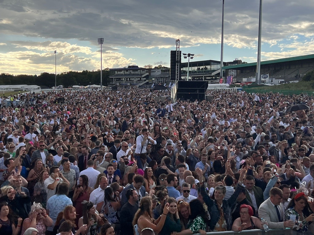 gwritereventsuk's tweet photo. Another amazing weekend packed with epic live performances from @Palomafaith, @petetong, @RealJudgeJules and @RagNBoneMan 🤩

We couldn't do this without our brilliant colleagues, suppliers, venues, artists &amp; audiences who make events so special 🎉

#liveafterracing #eventsprof https://t.co/bLpMHyNEG2