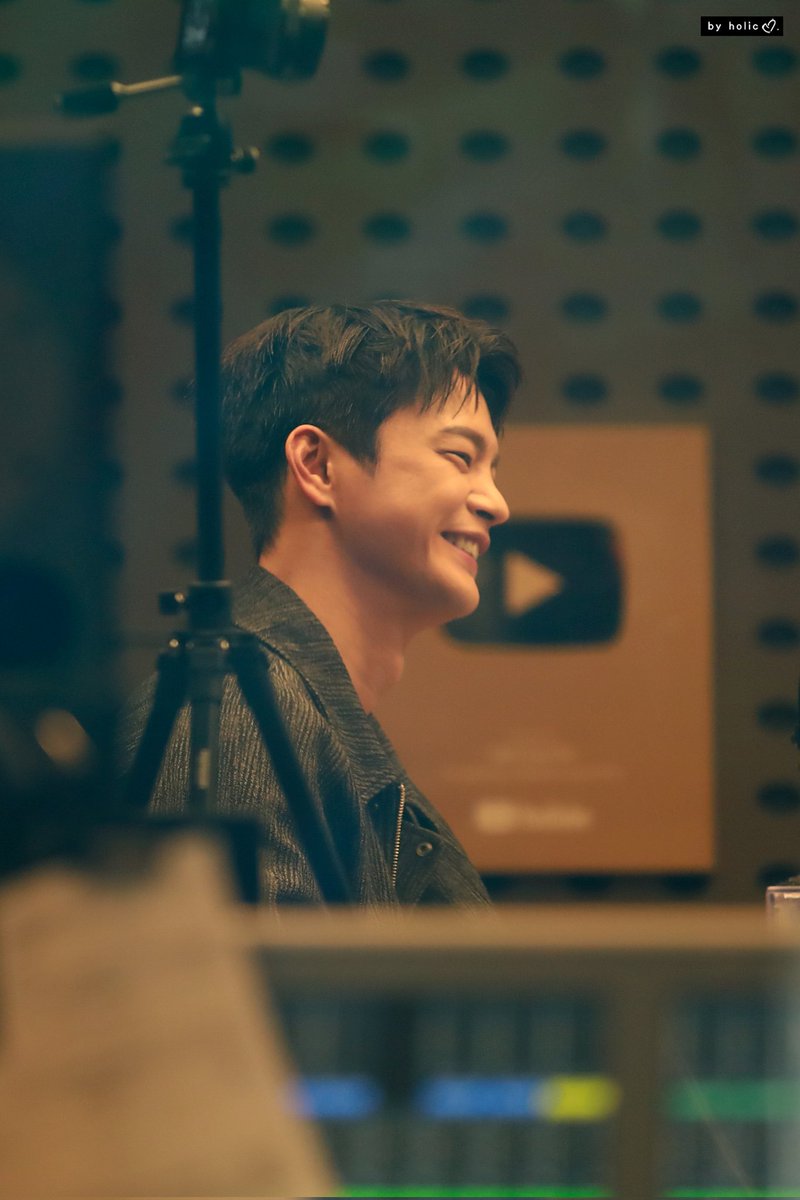 KBS Cool FM '이기광의가요광장' 옆모습은 진짜 조각 앞모습이라고 다르지 않지만ㅋ 생각보다 넘 멀리 있어서, 유리가 넘 더러워서 이쁘게 안찍힐까봐...