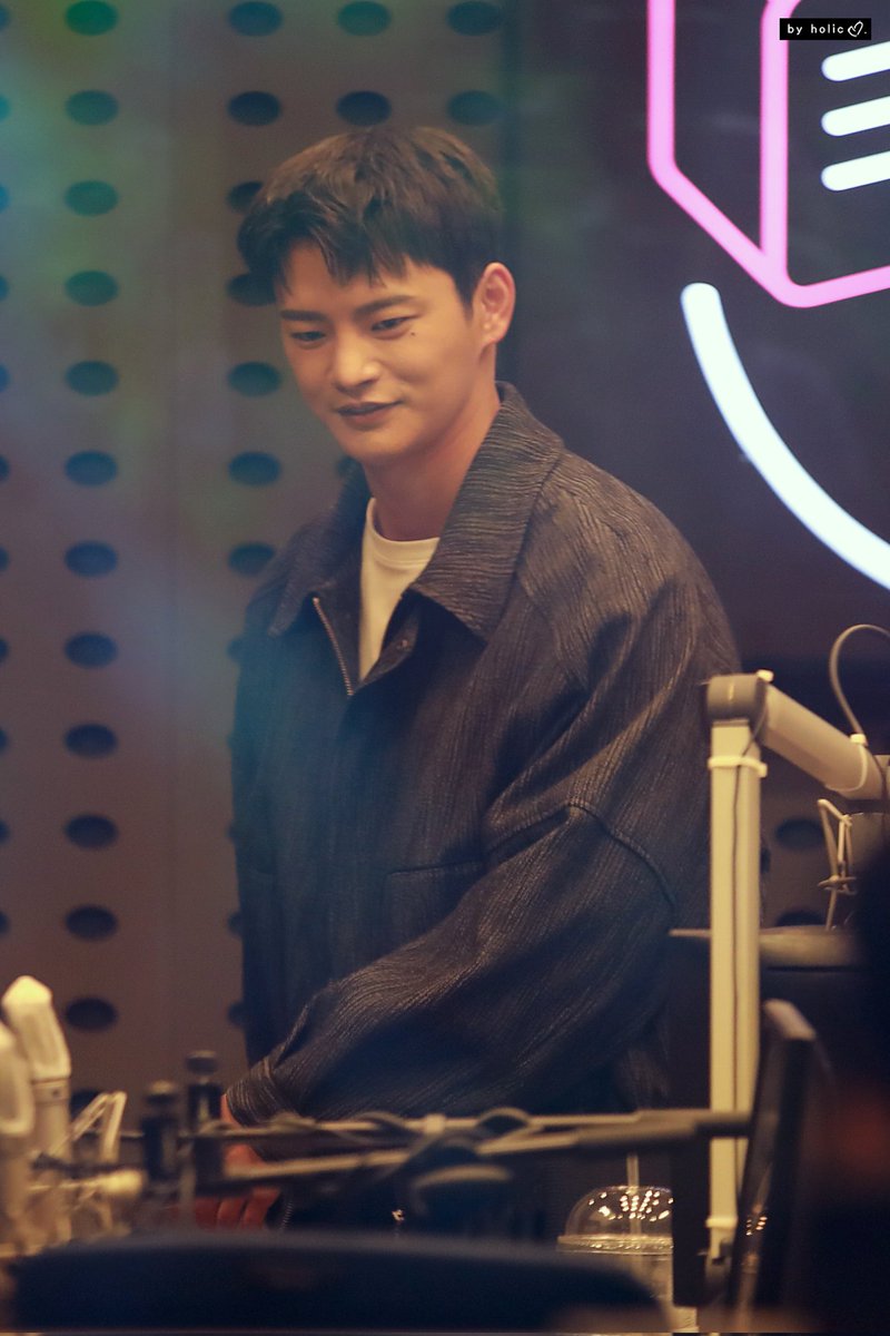 KBS Cool FM '이기광의가요광장' 옆모습은 진짜 조각 앞모습이라고 다르지 않지만ㅋ 생각보다 넘 멀리 있어서, 유리가 넘 더러워서 이쁘게 안찍힐까봐...