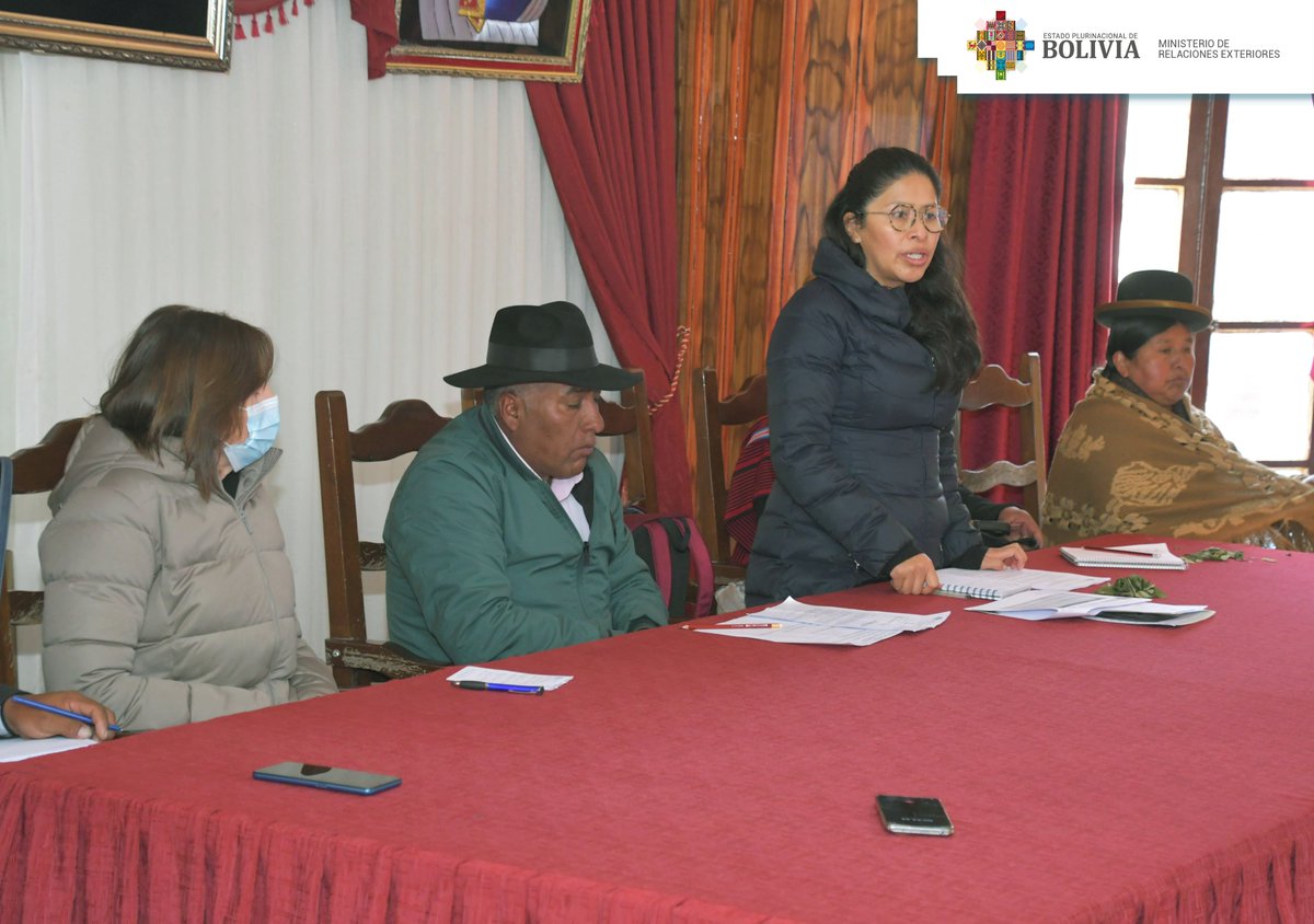 MRE_Bolivia's tweet photo. #FlashInformativoMRE | El @MRE_Bolivia en coordinación con @MindeGobierno, @MinJusticiaBol y @ONUBolivia realizaron la "Misión Conjunta de Terreno al Distrito Fronterizo #Desaguadero" en el marco de Redes Solidarias de abordaje a la Migración.
#CancilleríaContigo https://t.co/DZbpPMMEps