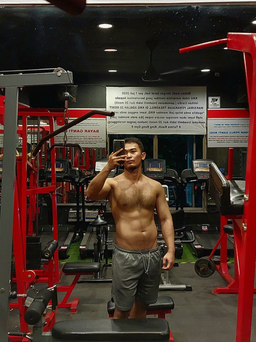 titoburton's tweet photo. Bestie² pada kemana? Single fighter malam ini https://t.co/PHJrbW2hJO