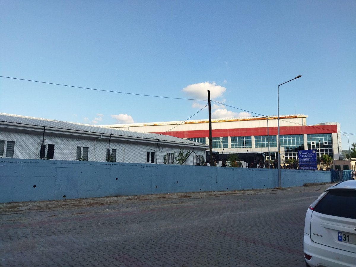 Hatice_Kuytul's tweet photo. Annem ve ablam gözaltına alındı. Güvenlik Şubenin önündeyiz, bilgi vereceklerini söyleyip uzaklaştırdılar. 
HABER ALAMIYORUM..

KutsalNöbete DarpGözaltı
#KuranOkumakSucMu
#OsmaniyeEmniyeti https://t.co/sdUEmsH3Ao