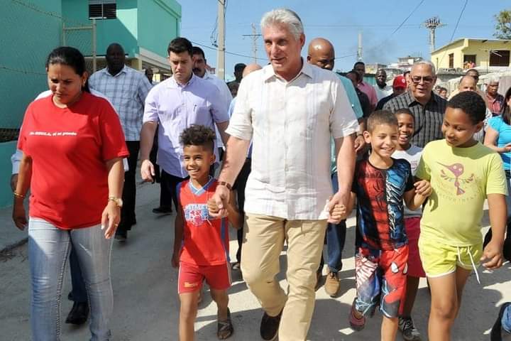 Será que la necedad parió conmigo
La necedad de lo que hoy resulta necio
La necedad de asumir al enemigo
La necedad de vivir sin tener precio. 
#Cuba 
#DeZurdaTeam
#IzquierdaUnida