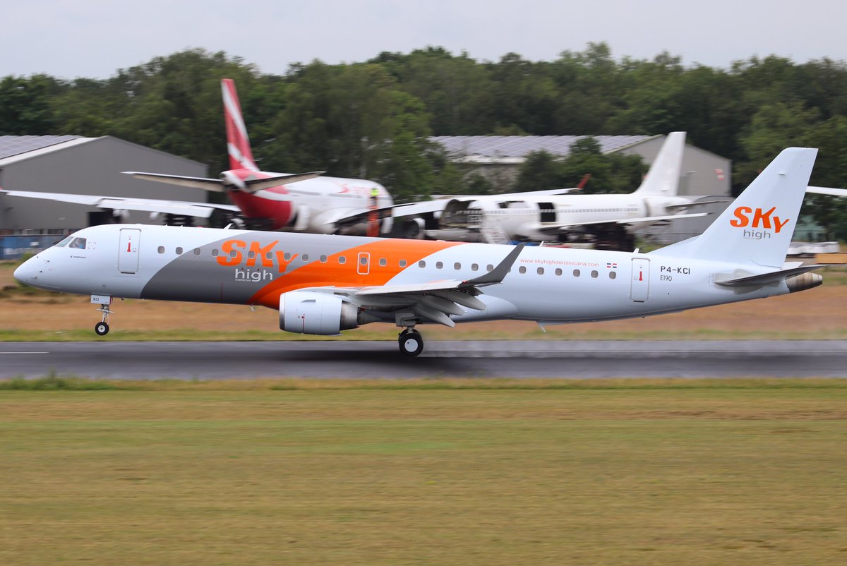 tvolmer01's tweet photo. Een unieke Embraer 190, binnenkort voor Sky High Dominicana, kwam vandaag langs op @twenteairport voor de kalibratie van het kompas in het vliegtuig.✈️🧭 @TechnologyBaseT @samcoAM #twente #enschede #ehtw https://t.co/zGL842L7gP
