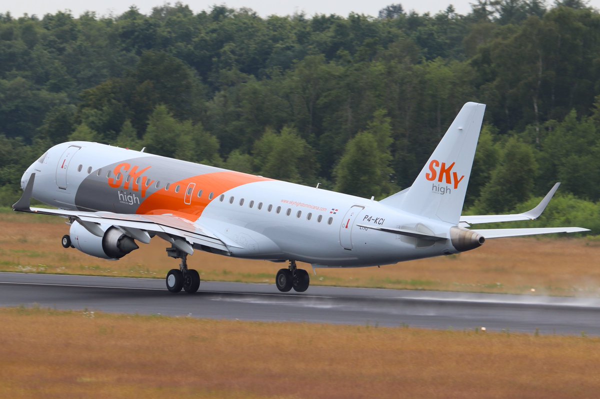 tvolmer01's tweet photo. Een unieke Embraer 190, binnenkort voor Sky High Dominicana, kwam vandaag langs op @twenteairport voor de kalibratie van het kompas in het vliegtuig.✈️🧭 @TechnologyBaseT @samcoAM #twente #enschede #ehtw https://t.co/zGL842L7gP