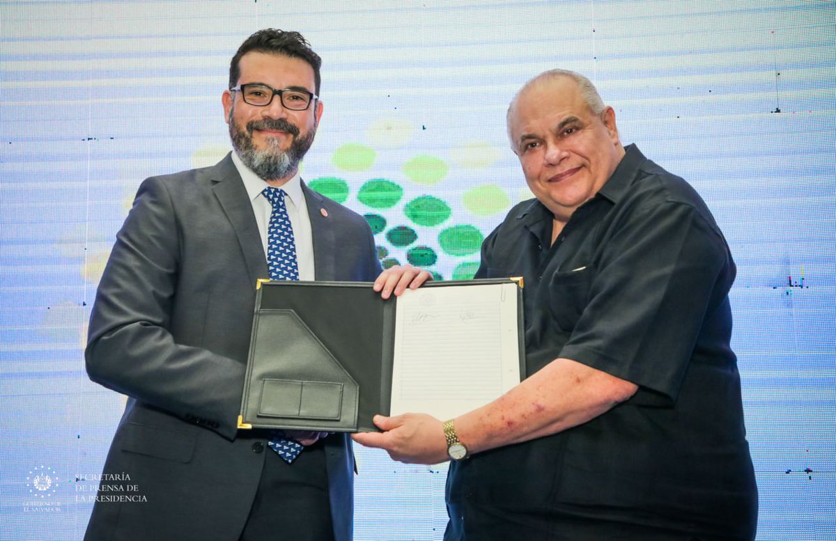 SecPrensaSV's tweet image. #PROGAMYPE | “Con este fondo, cualquier banco, cooperativa y FECAMYPE accederá a esas garantías para que los micro y pequeños empresarios puedan obtener ese préstamo”: presidente de @CONAMYPESV, @PaulDSteiner.