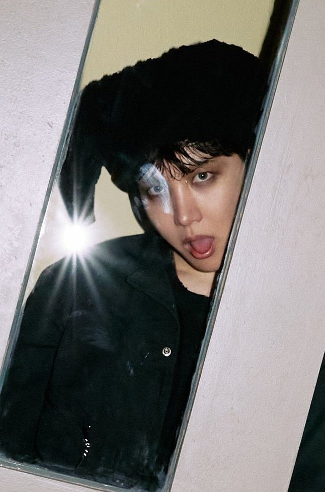 BangtanBoysTur's tweet photo. [#jhope_MORE] 

Jack in the Box konsepti, klasik bir Palyaçodan çok bir Soytarıya yakındır. “Aptallar” olarak da adlandırılan soytarılar, ortaçağ döneminde eğlenceli şakacılardı. Şapkalarındaki yüksek sesli çanlar ve sahte asaları nedeniyle uzaktan duyuluyorlardı.

#JackInTheBox https://t.co/69gCtMKWqk