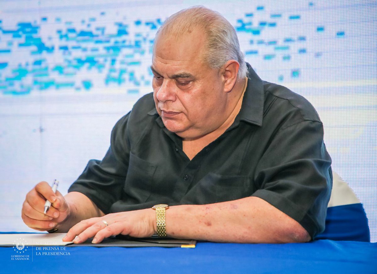 SecPrensaSV's tweet image. #PROGAMYPE | “La idea es que al firmar esta escritura sea aprobada por la junta directiva y se valide”: presidente de @CONAMYPESV, @PaulDSteiner.