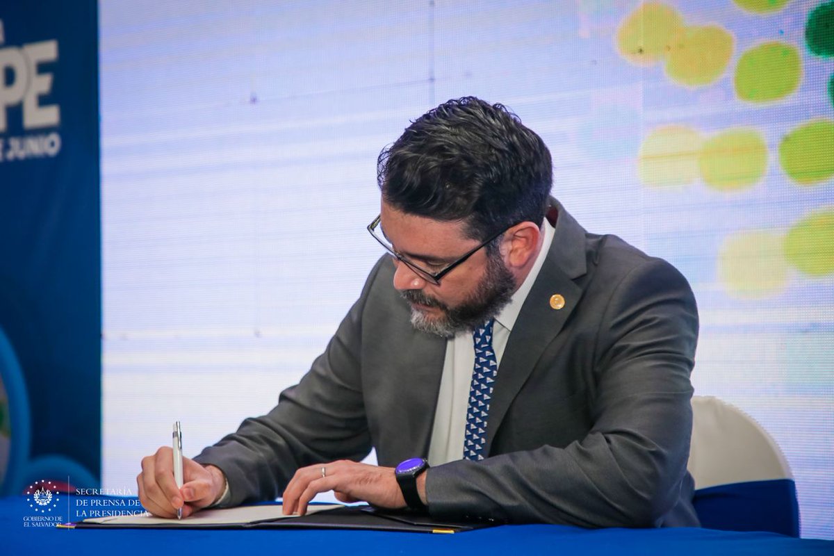 SecPrensaSV's tweet image. #PROGAMYPE | “Al tener la escritura vienen los fondos desde @HaciendaSV; @BANDESAL los administra y @CONAMYPESV dirige y da rumbo al fideicomiso”: detalla el titular de @CONAMYPESV, @PaulDSteiner.