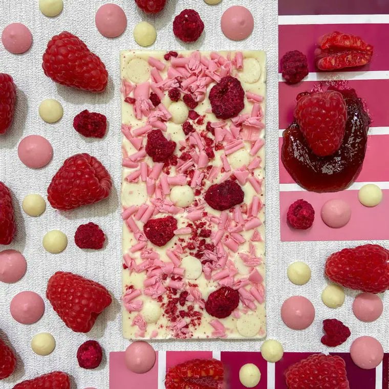 Sugarfinery1's tweet photo. Milk chocolate out… Luxury Belgian Chocolate in! 😍 The White Raspberry Chocolate Bar is modeled on creamy decadent white raspberry hot chocolate. Belgian white chocolate topped with dried raspberries, white chocolate drops and pink chocolate curls. Shop online with sugarfinery! https://t.co/LZ5uQsmDOF