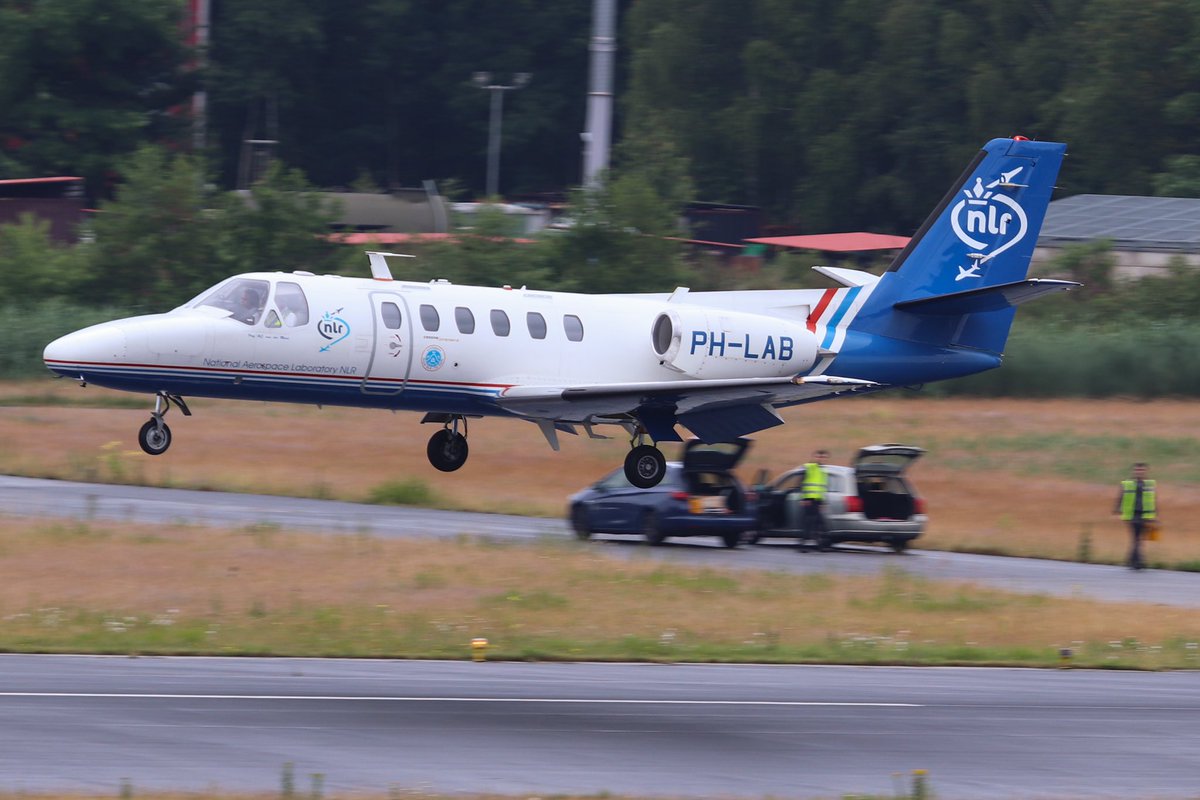 tvolmer01's tweet photo. Naast de Embraer 190 waren er ook andere activiteiten op @twenteairport. De PH-LAB van @NLR_NL voerde vluchten uit voor het Europese project DREAMS. Verder waren er meerdere zakenvluchten van @NetJets en @EXXAERO. @TechnologyBaseT #ehtw #enschede https://t.co/ehGhZfpPkJ