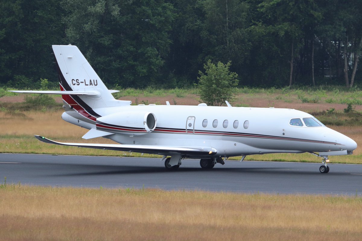 tvolmer01's tweet photo. Naast de Embraer 190 waren er ook andere activiteiten op @twenteairport. De PH-LAB van @NLR_NL voerde vluchten uit voor het Europese project DREAMS. Verder waren er meerdere zakenvluchten van @NetJets en @EXXAERO. @TechnologyBaseT #ehtw #enschede https://t.co/ehGhZfpPkJ