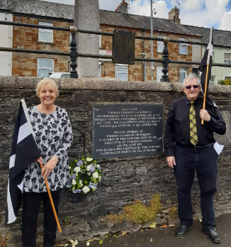 thecnpKernow's tweet photo. Keith &amp; Clarinda Truscott lead the singing of Bro Goth Agan Tasow (Old Land of my fathers) and Trelawny (Both Cornish National Anthems) at the #ThomasFlamank event in #Bodmin today. Ober da! / Proper Job!

#AnGof #Kernow #Cornwall @GorsedhKernow https://t.co/lv3cXRhpqx